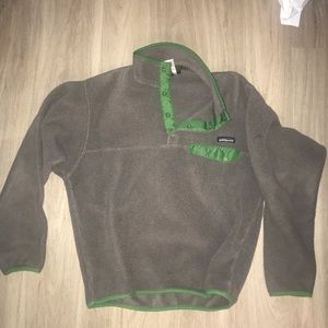 Small cozy men’s Patagonia Synchilla pullover